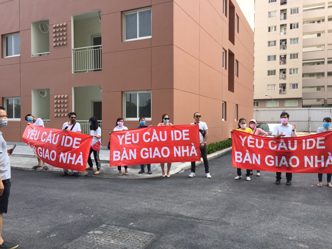 Khách hàng Green Town căng băng rôn biểu tình yêu cầu chủ đầu tư bàn giao nhà