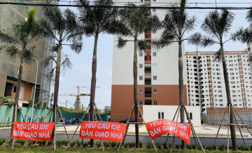 Khách hàng căng băng rôn biểu tình đòi nhà tại Green Town Bình Tân