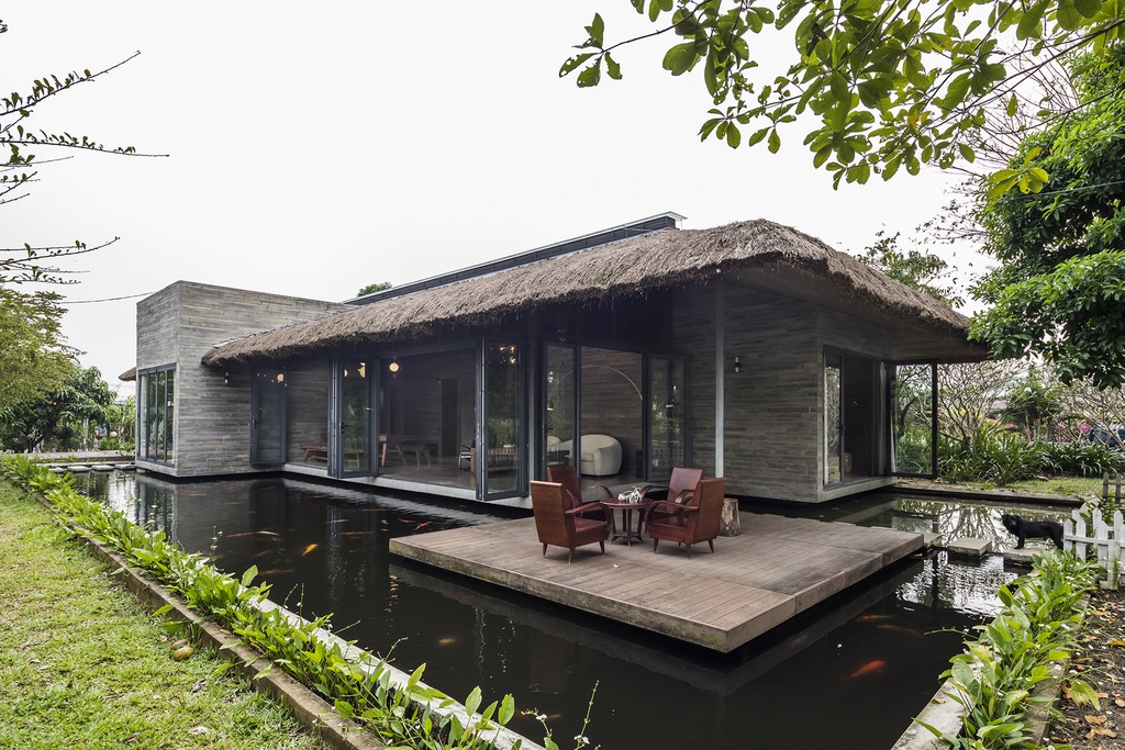 Biệt thự mái tranh giữa hồ cá Koi siêu mát mẻ