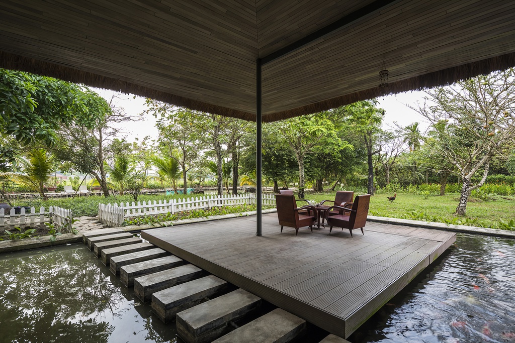 Biệt thự mái tranh giữa hồ cá Koi siêu mát mẻ